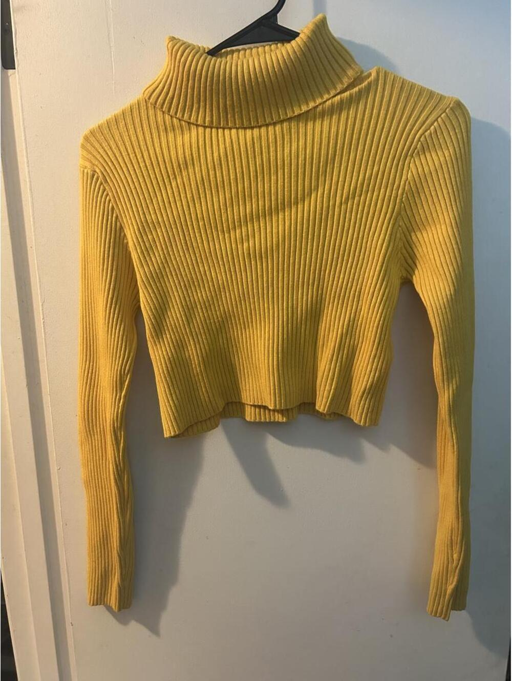 Daisy Yellow ribbed turtleneck crop long sleeve top in a L.